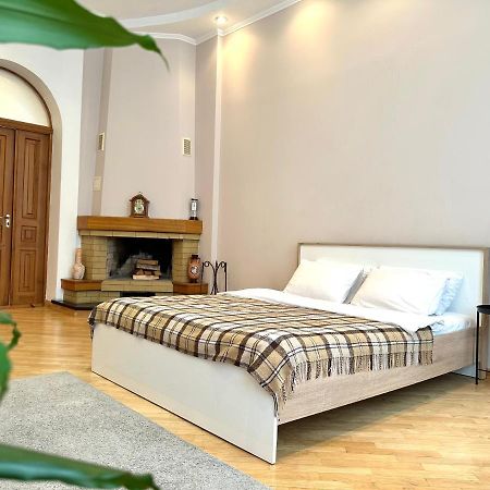 Apartments In The City Center, Near A Theatre, Zlata Plaza روفنو المظهر الخارجي الصورة