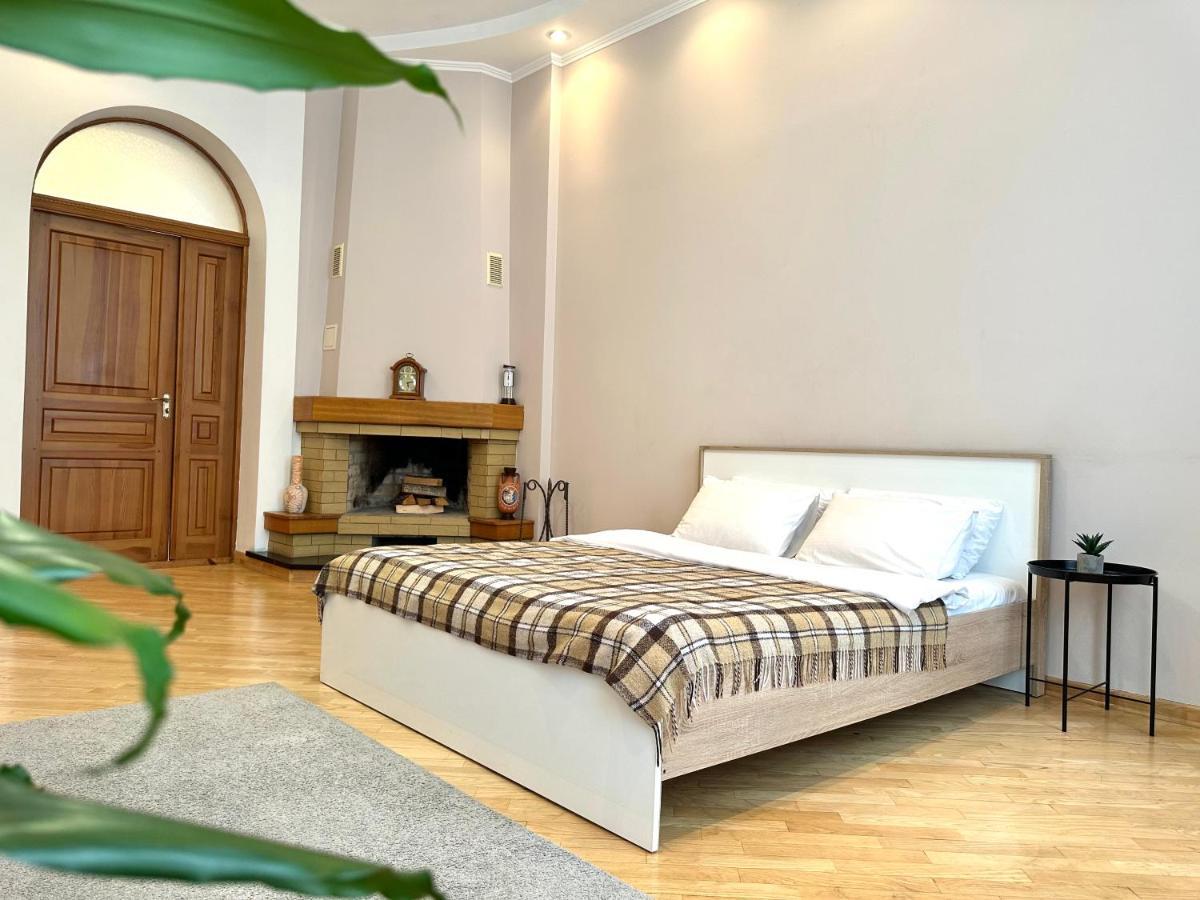 Apartments In The City Center, Near A Theatre, Zlata Plaza روفنو المظهر الخارجي الصورة