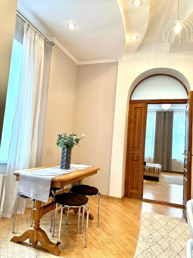 Apartments In The City Center, Near A Theatre, Zlata Plaza روفنو المظهر الخارجي الصورة