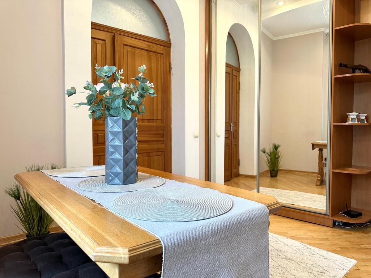 Apartments In The City Center, Near A Theatre, Zlata Plaza روفنو المظهر الخارجي الصورة