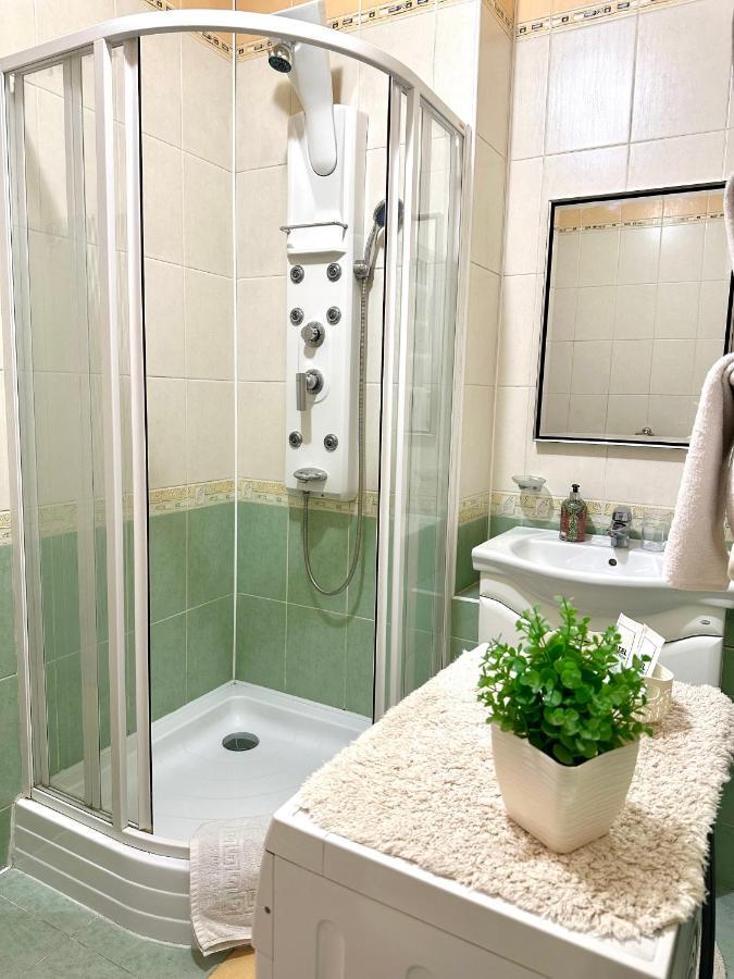 Apartments In The City Center, Near A Theatre, Zlata Plaza روفنو المظهر الخارجي الصورة