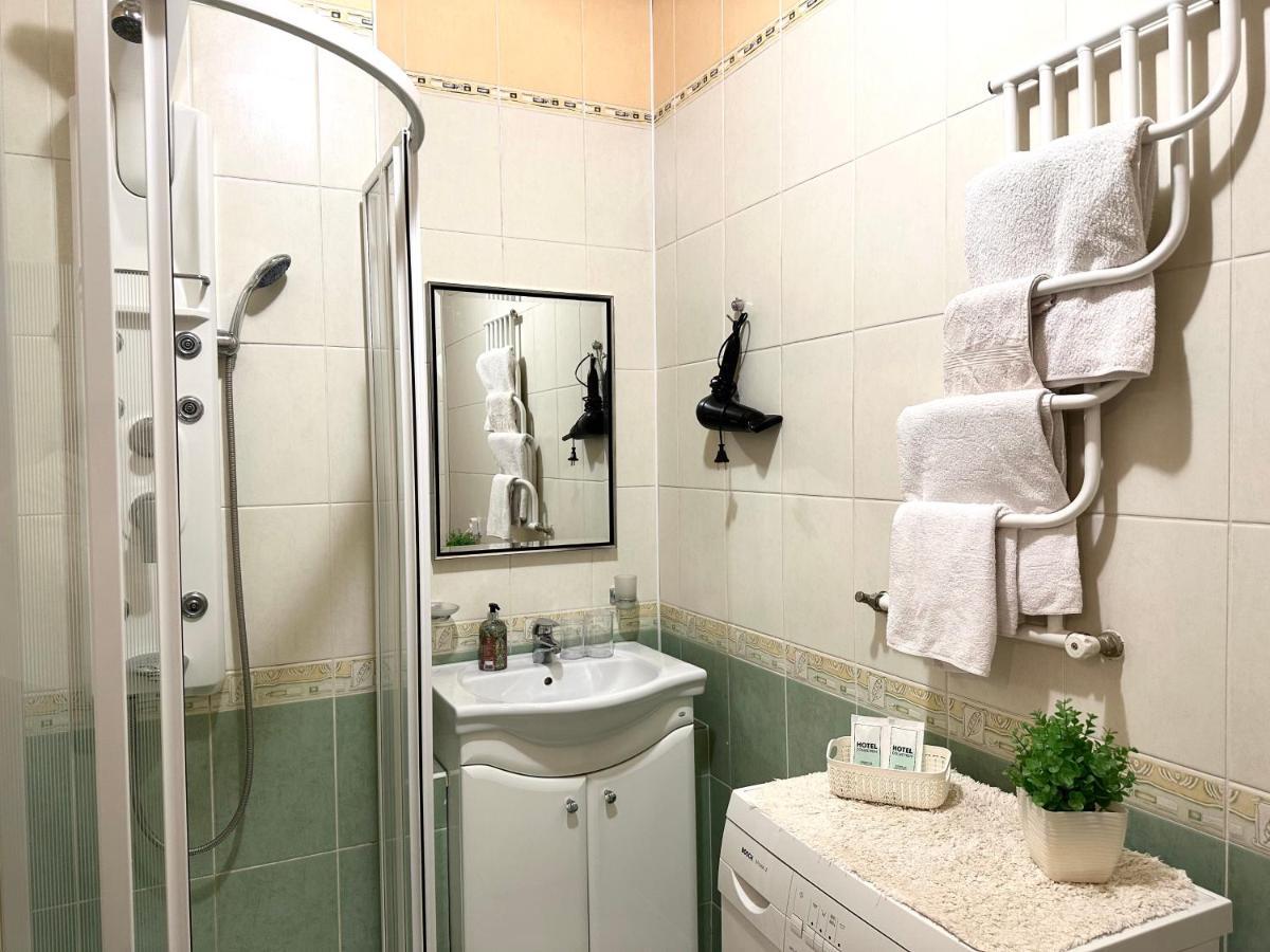 Apartments In The City Center, Near A Theatre, Zlata Plaza روفنو المظهر الخارجي الصورة