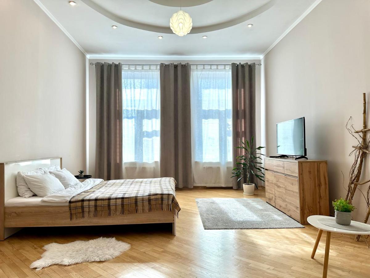 Apartments In The City Center, Near A Theatre, Zlata Plaza روفنو المظهر الخارجي الصورة