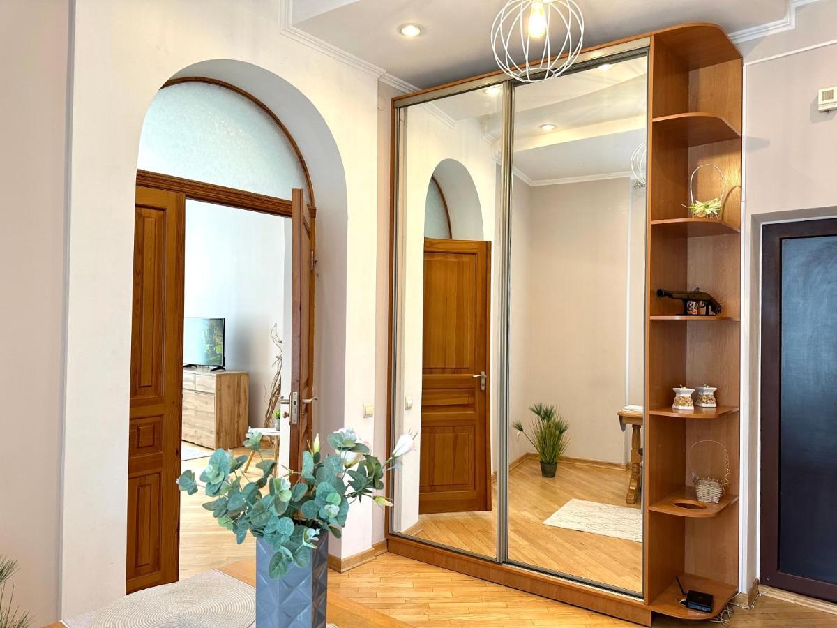 Apartments In The City Center, Near A Theatre, Zlata Plaza روفنو المظهر الخارجي الصورة