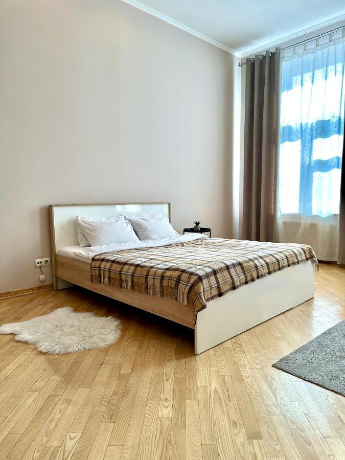 Apartments In The City Center, Near A Theatre, Zlata Plaza روفنو المظهر الخارجي الصورة